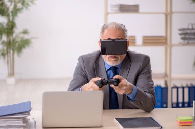 Eski işadamı ofiste sanal bardakların keyfini çıkarıyor.