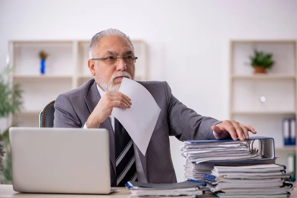 Gammal Affärsman Anställd Och För Mycket Arbete Kontoret — Stockfoto