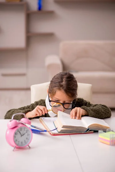 Jovem Menina Estudando Casa Conceito Gerenciamento Tempo — Fotografia de Stock