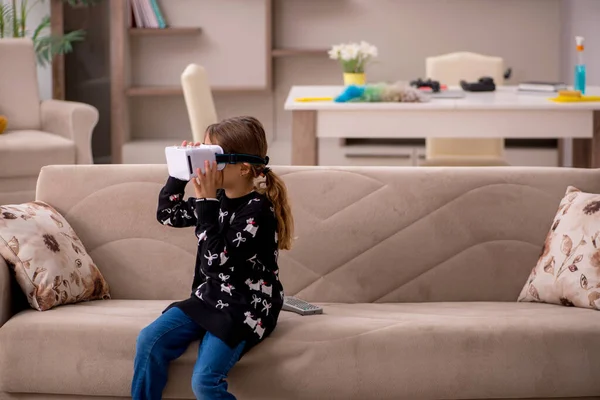 Ung Liten Flicka Njuter Virtuella Glasögon Hemma — Stockfoto