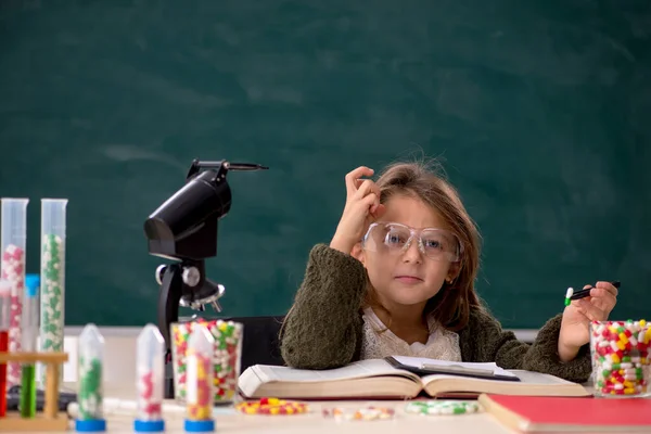 Giovane Piccola Ragazza Farmacista Classe — Foto Stock