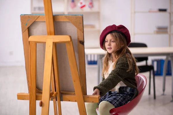 Joven Niña Disfrutando Pintura Casa —  Fotos de Stock