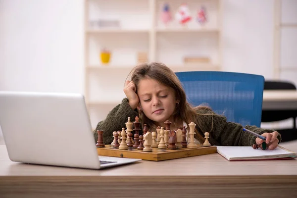 Junges Kleines Mädchen Spielt Hause Schach — Stockfoto