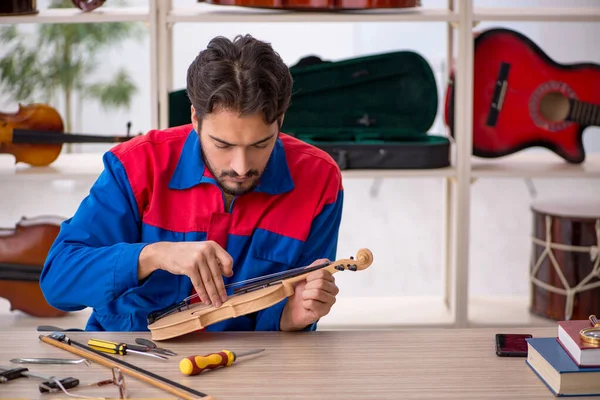 Jovem Reparando Instrumentos Musicais Dentro Casa — Fotografia de Stock