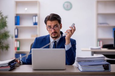 Ofiste çalışan genç işadamı.