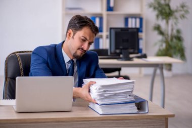 Ofiste çalışan genç işadamı.