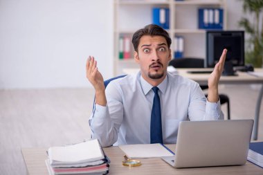 Ofiste çalışan genç işadamı.