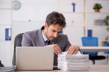 Ofiste çalışan genç işadamı.