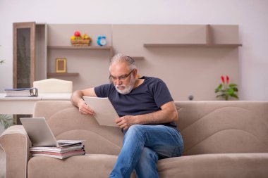 Yaşlı adam salgın sırasında evden çalışıyor.