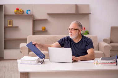 Yaşlı adam salgın sırasında evden çalışıyor.