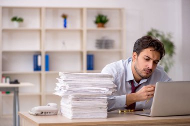 Genç işadamı ofisteki aşırı işten memnun değil.