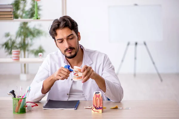 Ung Tandläkare Som Arbetar Kliniken — Stockfoto