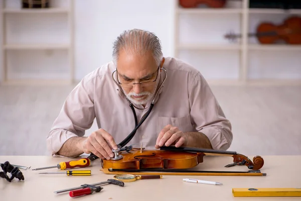 Viejo Reparador Reparando Instrumentos Musicales Taller — Foto de Stock