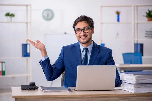 Jonge Mannelijke Werknemer Veel Werk Kantoor — Stockfoto