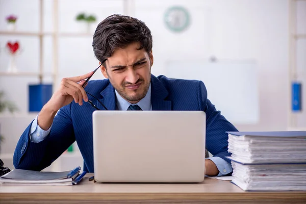 Jovem Funcionário Masculino Muito Trabalho Escritório — Fotografia de Stock