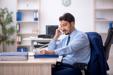 Ofiste çalışan genç işadamı.