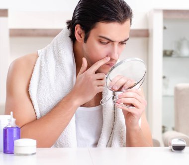 Banyodaki genç yakışıklı adam.