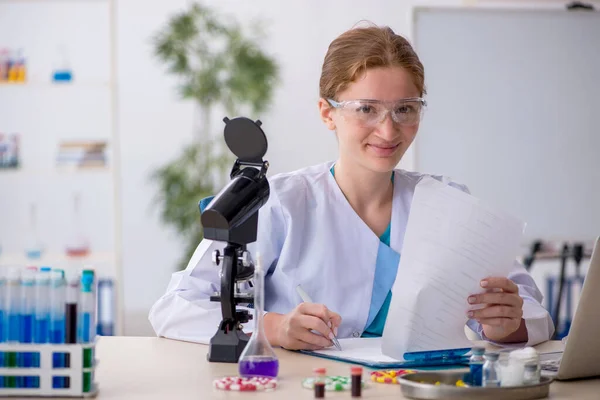 Young Girl Chemist Drugs Synthesis Concept — Stock Photo, Image