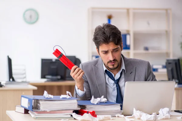 Junge Mitarbeiter Und Viel Arbeit Büro — Stockfoto