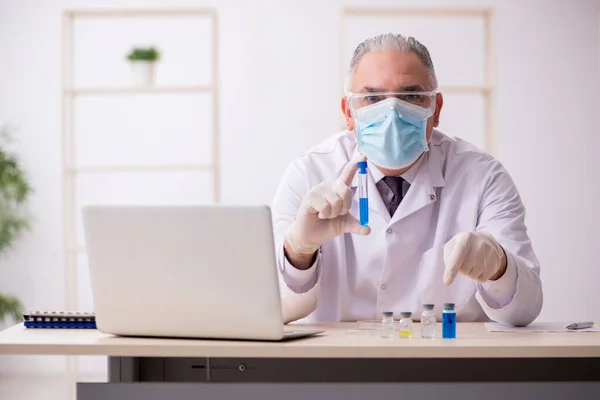 Gammal Kemist Som Arbetar Labbet Pandemi — Stockfoto