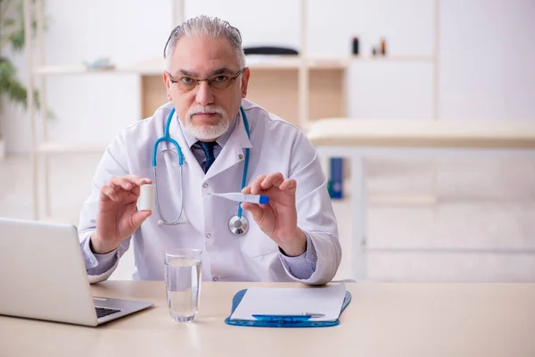 Klinikte Çalışan Yaşlı Bir Doktor — Stok fotoğraf