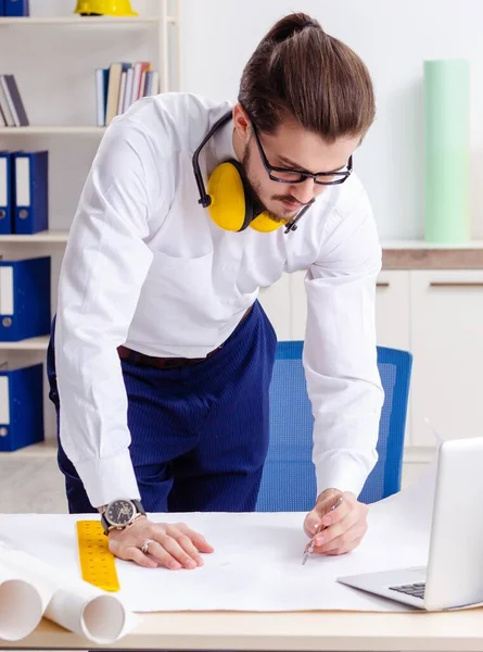 Joven Arquitecto Masculino Que Trabaja Oficina — Foto de Stock