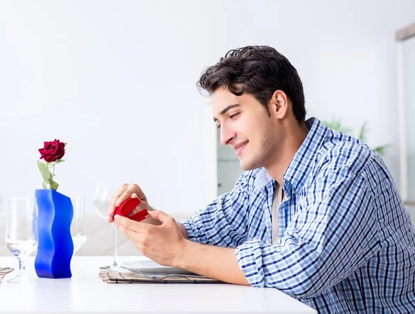 Hombre Solo Preparándose Para Una Cita Romántica Con Novia —  Fotos de Stock