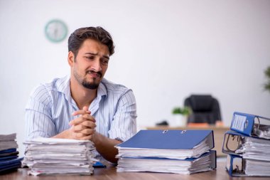 Genç işadamı işyerinde aşırı çalışmaktan memnun değil.