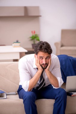 Genç işadamı salgın sırasında evden çalışıyor.