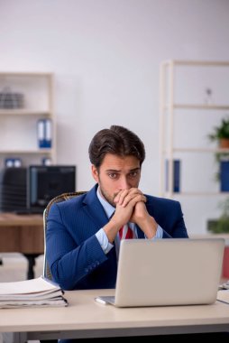 Ofiste çalışan genç işadamı.