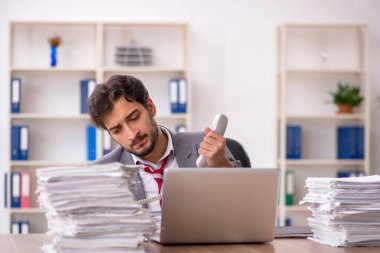 Genç işadamı ofisteki aşırı işten memnun değil.