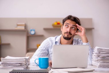 Genç erkek çalışan salgın sırasında evden çalışıyor.