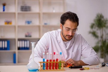 Laboratuvarda çalışan genç bir kimyager.