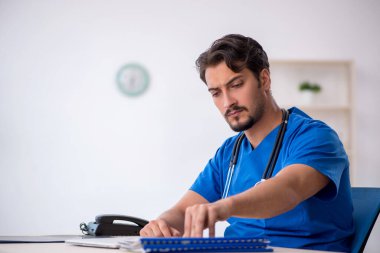 Hastanede çalışan genç bir doktor.