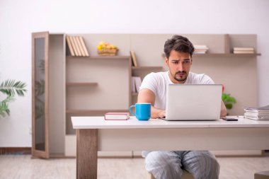 Salgın sırasında evden çalışan genç bir işadamı