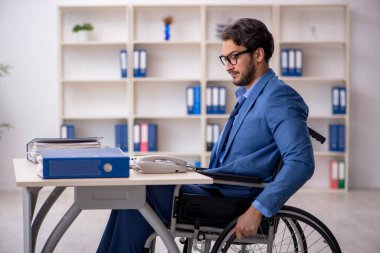 Ofiste oturan genç bir işadamı.