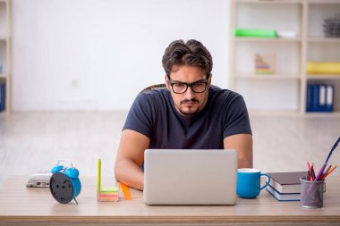 Genç tasarımcı ofiste çalışıyor.