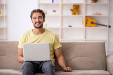 Genç öğrenci salgın sırasında evde çalışıyor.