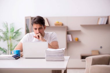 Evden çalışan genç bir serbest çalışan.