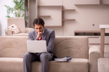 Salgın sırasında evden çalışan genç bir işadamı