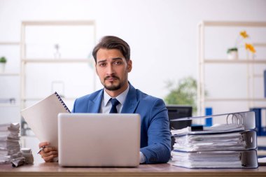 Ofiste çalışan genç bir erkek.