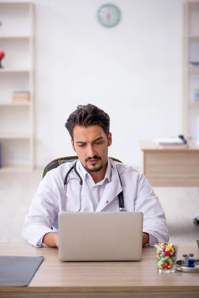 Joven Médico Que Trabaja Clínica —  Fotos de Stock