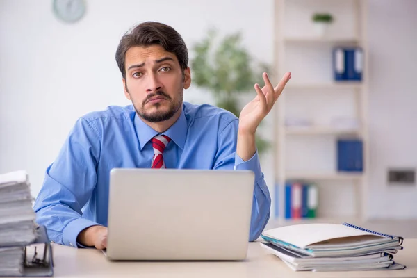 Jovem Empresário Empregado Infeliz Com Excesso Trabalho Escritório — Fotografia de Stock