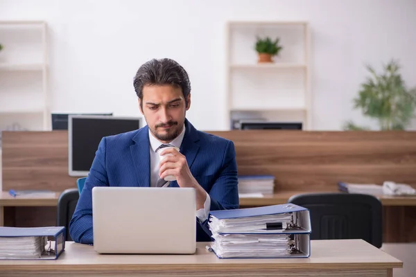 Jonge Werknemer Die Koffie Drinkt Tijdens Pauze — Stockfoto