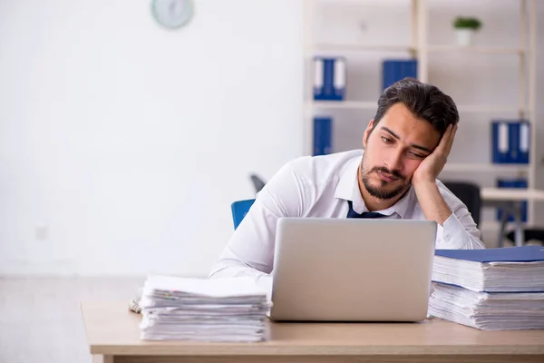 Jovem Empresário Empregado Infeliz Com Excesso Trabalho Escritório — Fotografia de Stock