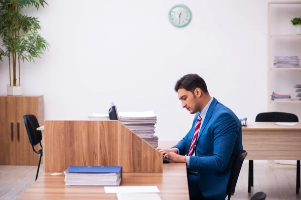 Young Male Employee Working Workplace — Stock Photo, Image