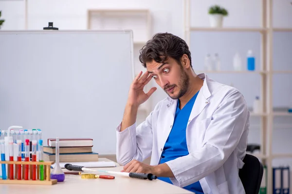 Giovane Chimico Che Lavora Laboratorio — Foto Stock