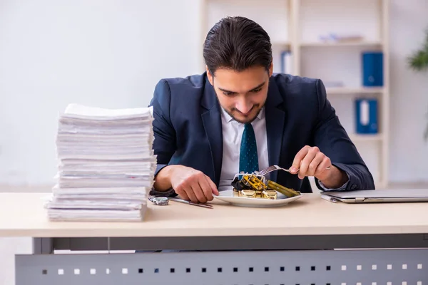 目覚まし時計を食べる若い男性従業員 — ストック写真