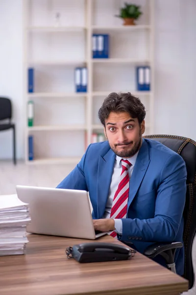 Empleado Joven Empresario Demasiado Trabajo Lugar Trabajo —  Fotos de Stock