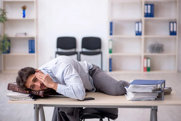 Joven Empresario Empleado Concepto Sueño Excesivo — Foto de Stock